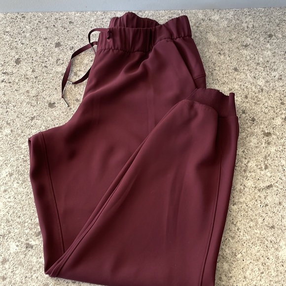 Lululemon Woven On the Fly Jogger in Cassis - Picture 4 of 8